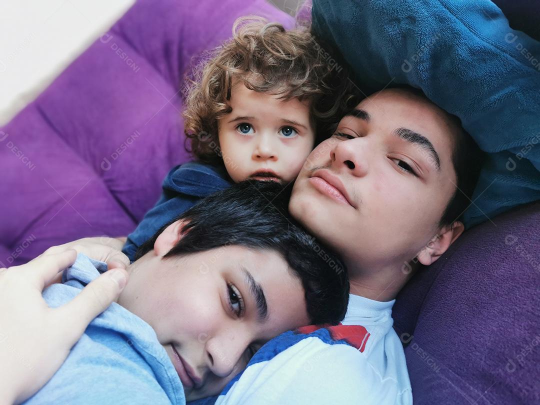 três verdadeiros irmãos brasileiros juntos no sofá.