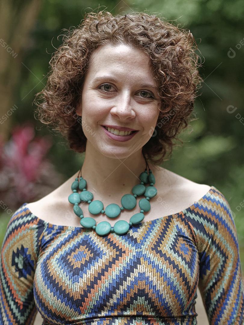 Perto da jovem grávida moderna ao ar livre.