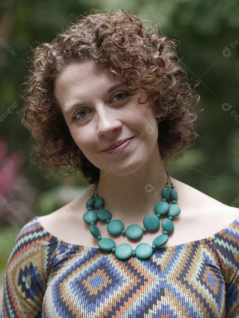 Perto da jovem grávida moderna ao ar livre.