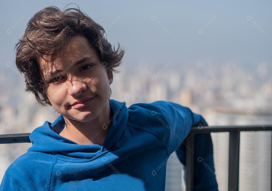 Garoto adolescente entediado olhando para a câmera.