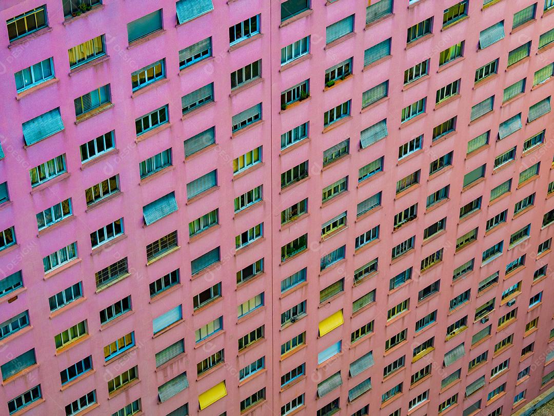 Vista aérea de um prédio rosa no centro da cidade de São Paulo.