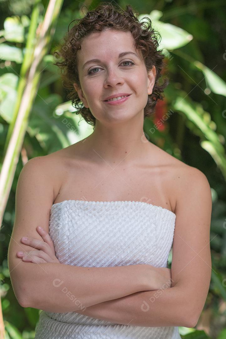 Linda mulher brasileira posando e olhando para a câmera..