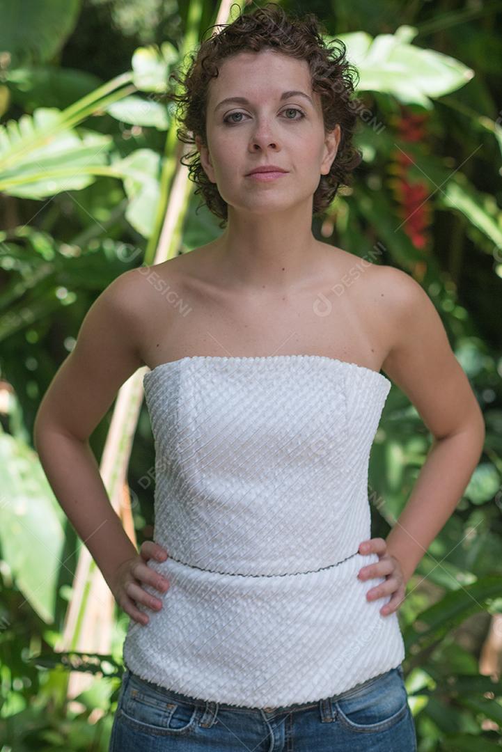 Linda mulher brasileira posando e olhando para a câmera..