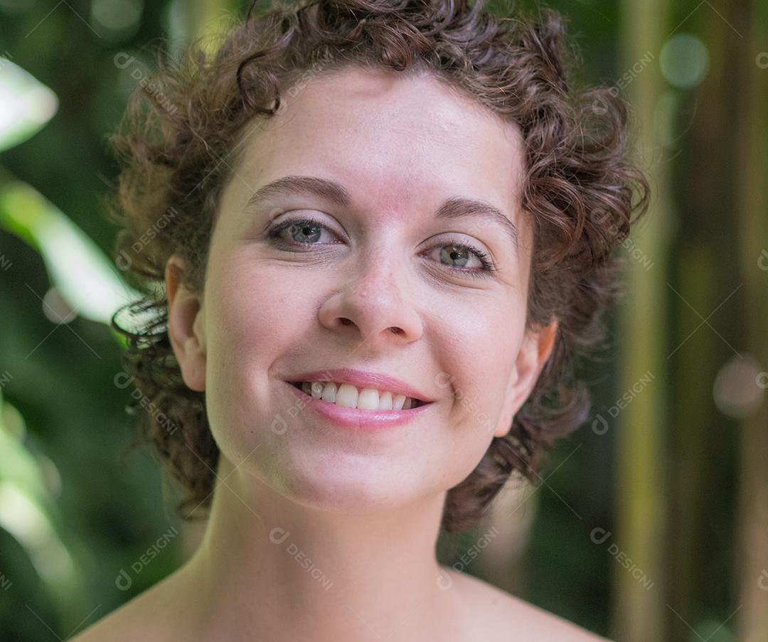 Linda mulher brasileira posando e olhando para a câmera..