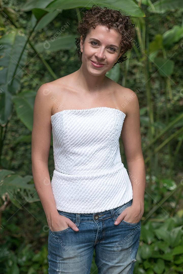 Linda mulher brasileira posando e olhando para a câmera..