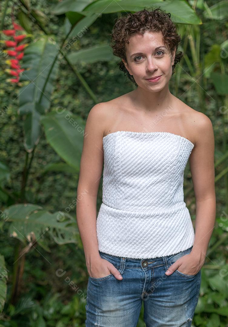 Linda mulher brasileira posando e olhando para a câmera..