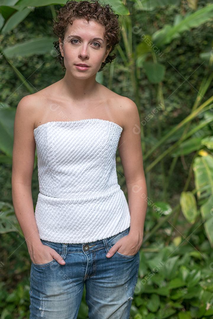 Linda mulher brasileira posando e olhando para a câmera..