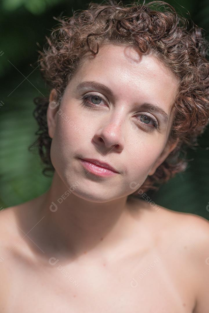 Linda mulher brasileira posando e olhando para a câmera..