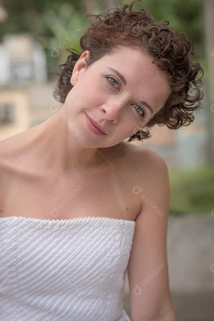 Linda mulher brasileira posando e olhando para a câmera..