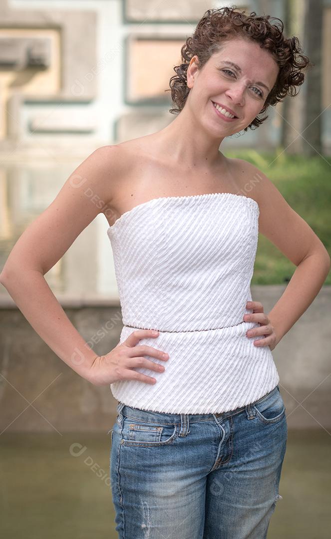 Linda mulher brasileira posando e olhando para a câmera..