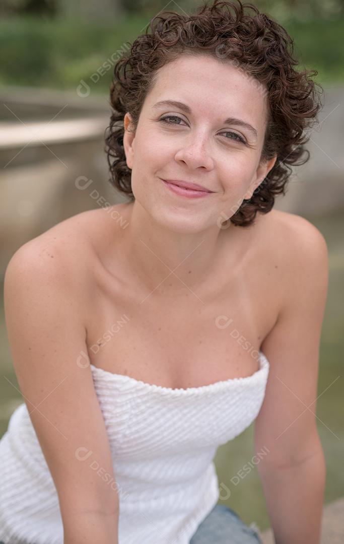 Linda mulher brasileira posando e olhando para a câmera..