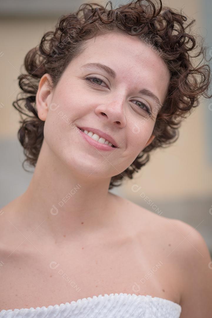 Linda mulher brasileira posando e olhando para a câmera..