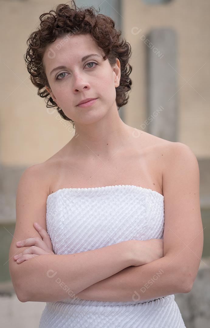 Linda mulher brasileira posando e olhando para a câmera..