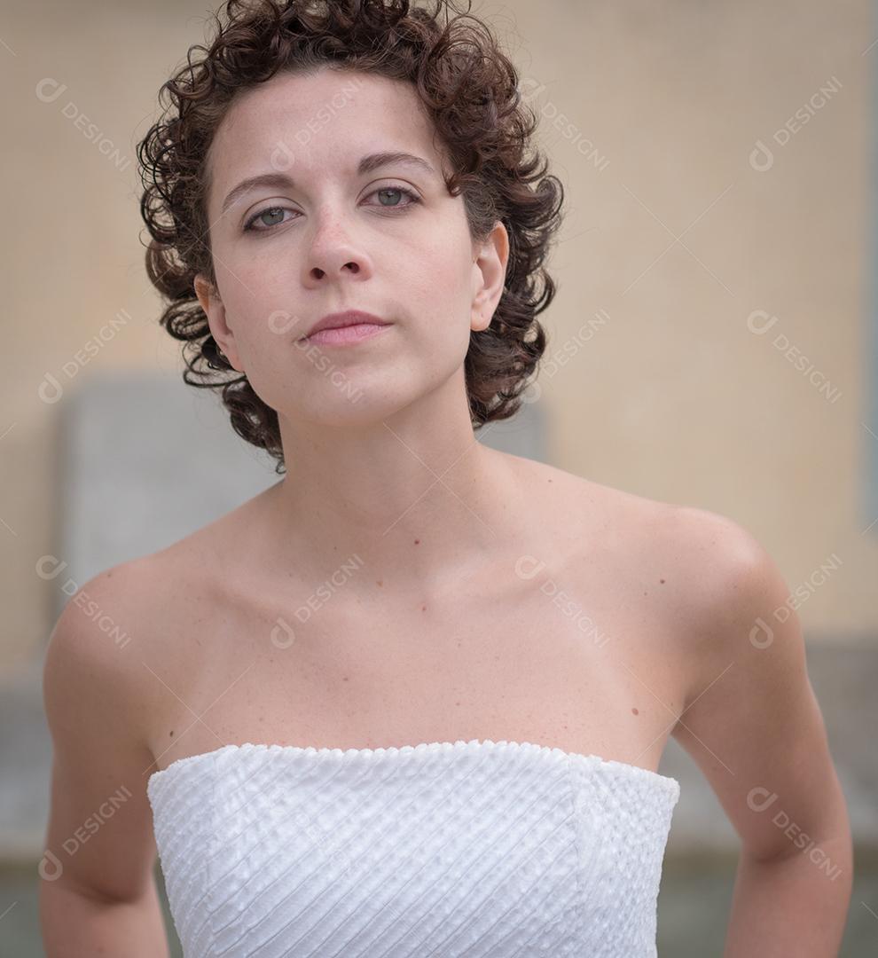 Linda mulher brasileira posando e olhando para a câmera..