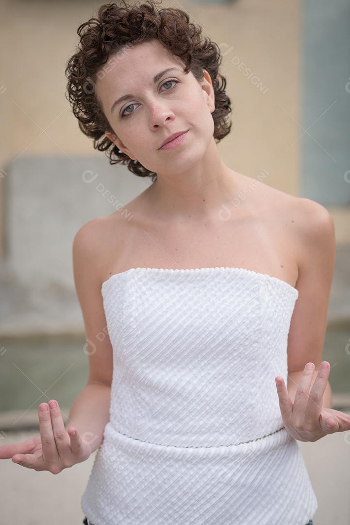 Linda mulher brasileira posando e olhando para a câmera..