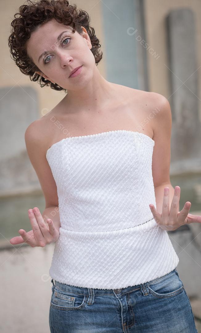 Linda mulher brasileira posando e olhando para a câmera..