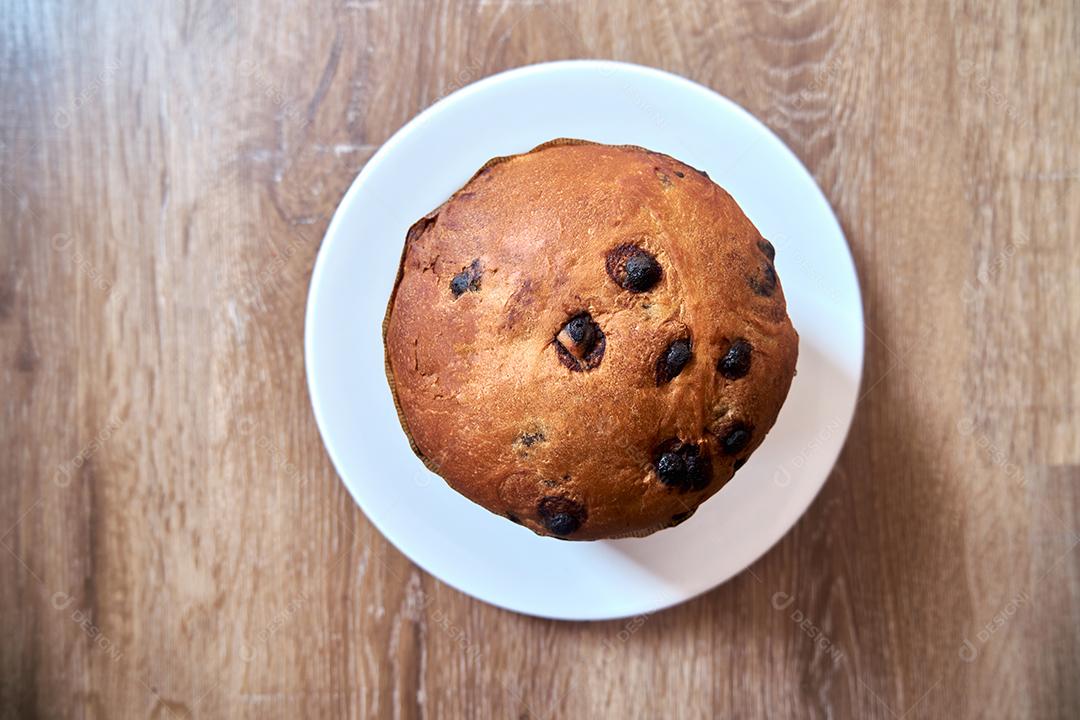 Vista superior do panetone de bolo de chocolate de natal em fundo de madeira
