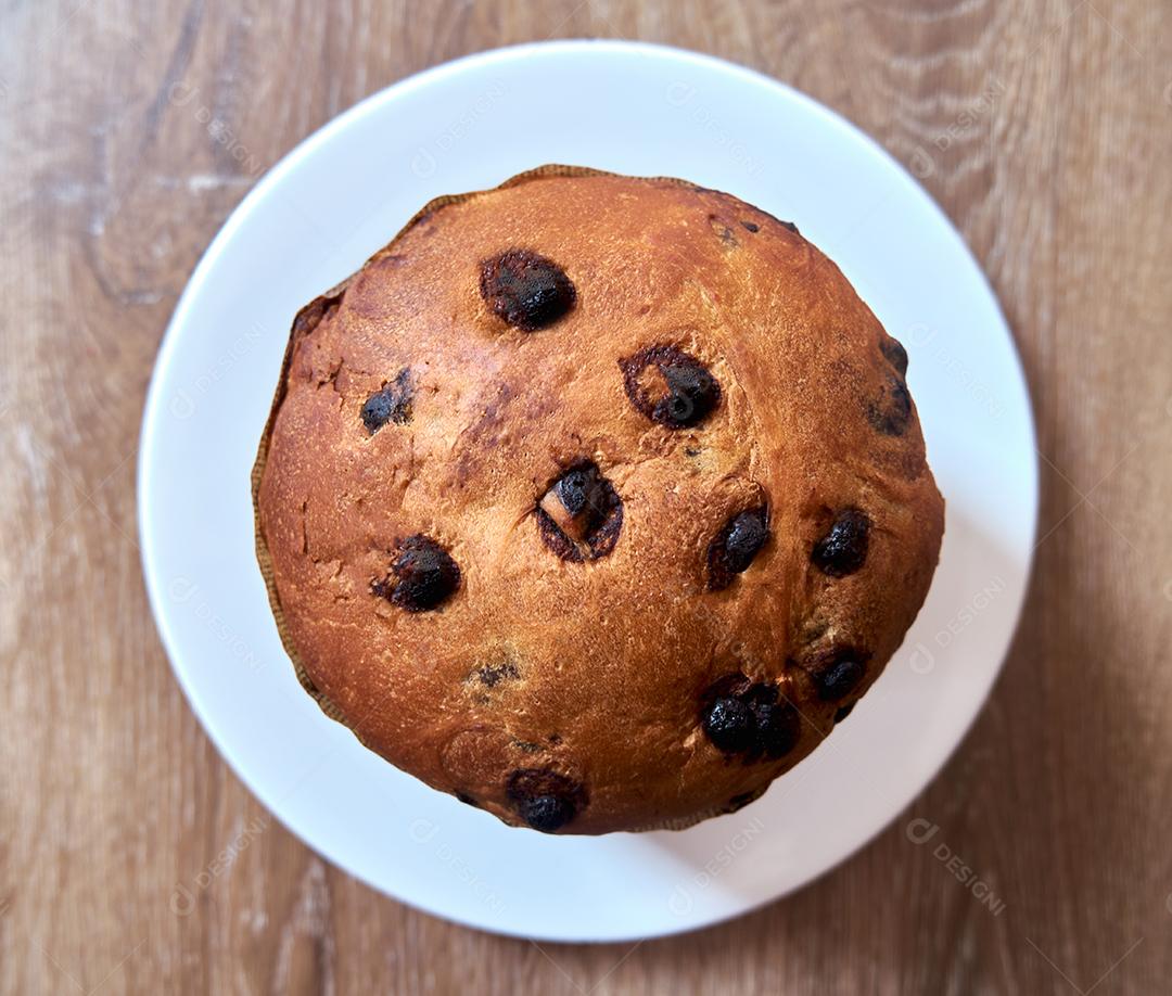 Vista superior do panetone de bolo de chocolate de natal em fundo de madeira