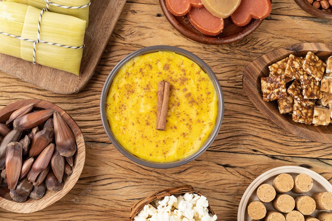 Comida típica brasileira do festival de junho sobre a mesa de madeira. Festa ju