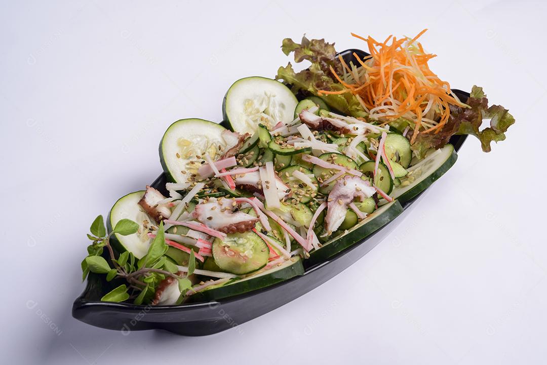 Comida japonesa. Polvo sunomono e kani kama no pacote de entrega isolado no fundo branco