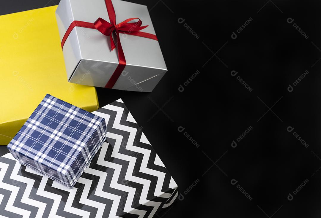 Caixas de presente sobre fundo preto