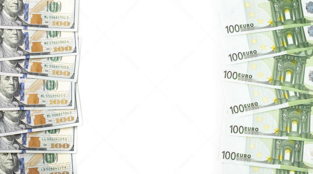 Notas de euro e dolar em fundo branco