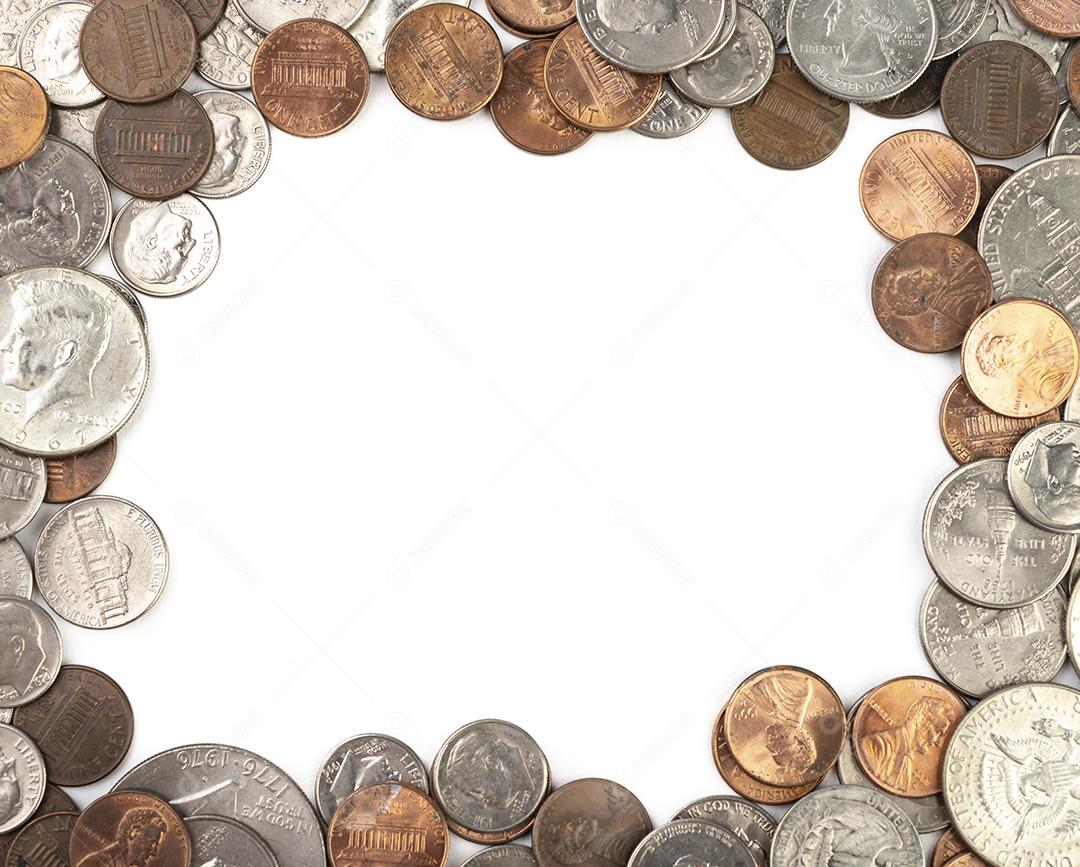 Moedas de dólar dos Estados Unidos sobre fundo branco