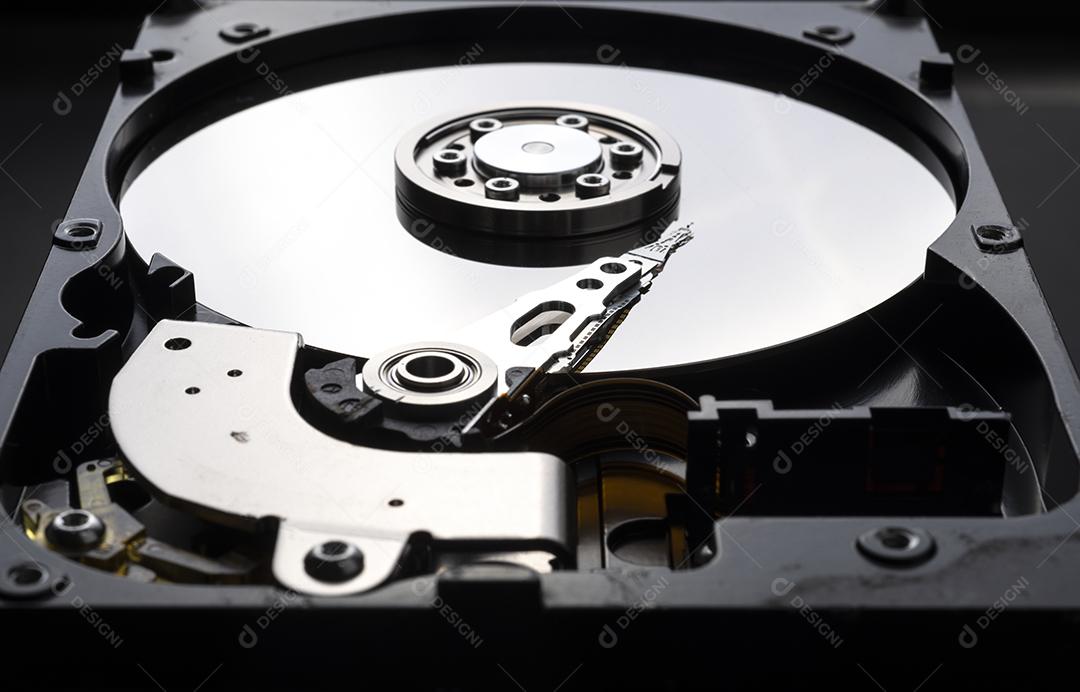 Peças interiores de um disco rígido de computador.