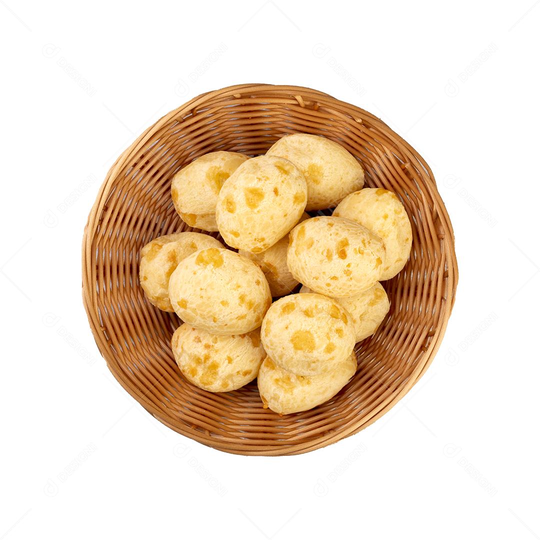 Pães de queijo brasileiro típicos em uma cesta isolada sobre fundo branco.