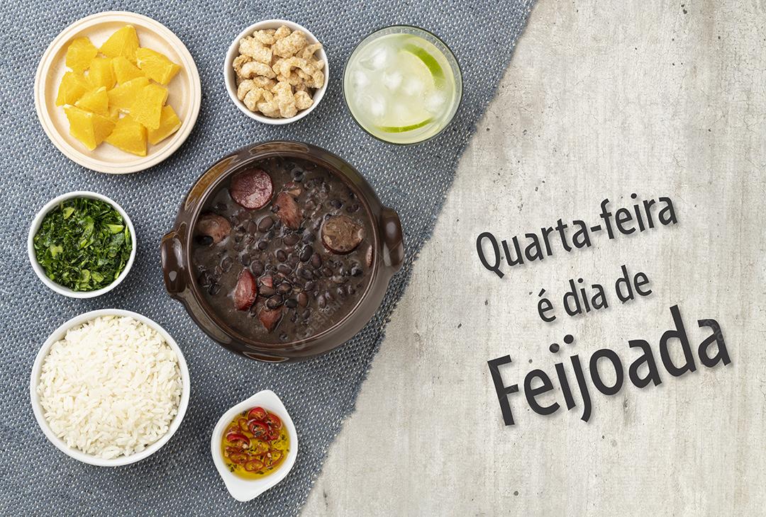 Feijoada tradicional brasileira com arroz, couve, caipirinha. Escrito Quarta-feira é dia de Feijoada
