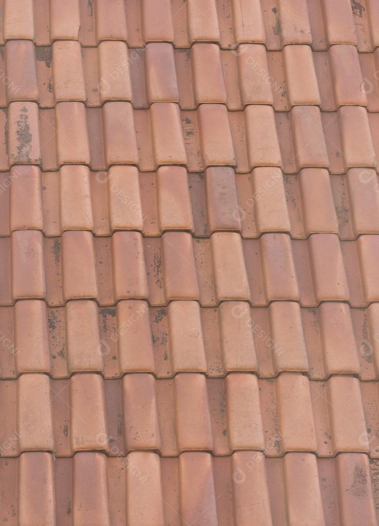 Telhado velho com telhas de sujeira. Cenário de textura.