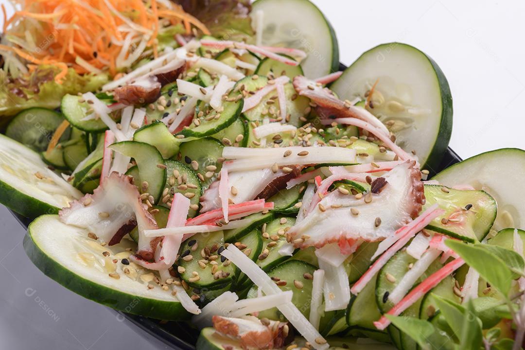 Comida japonesa. Polvo sunomono e kani kama no pacote de entrega isolado no fundo branco