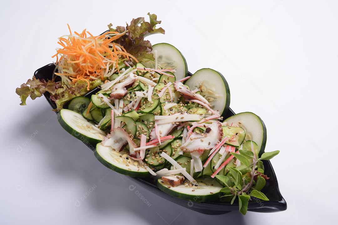 Comida japonesa. Polvo sunomono e kani kama no pacote de entrega isolado no fundo branco