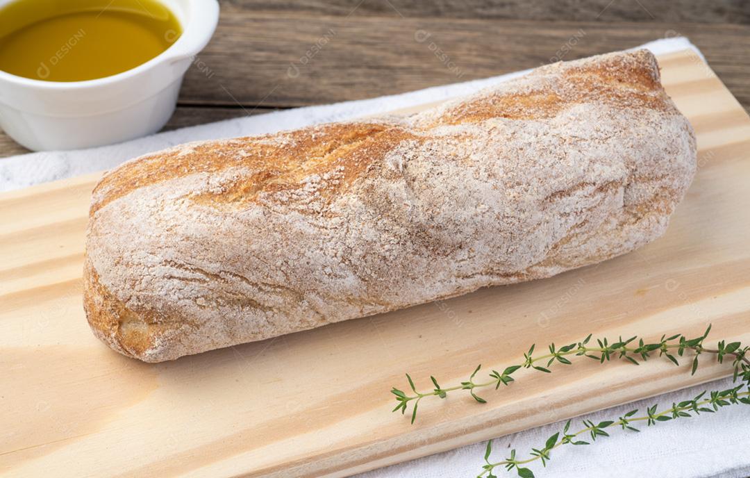 Pão ciabatta caseiro tradicional com fatias e azeite ov