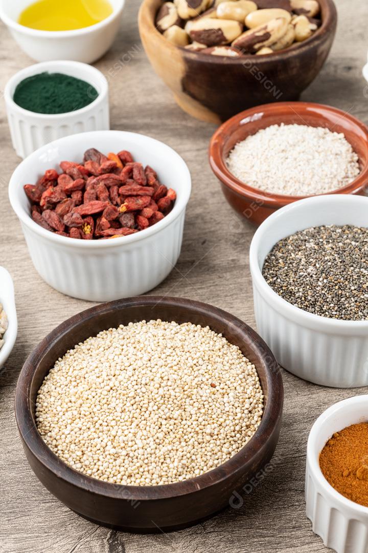 Superalimentos variados sobre fundo de madeira. Chia, quinoa, aveia