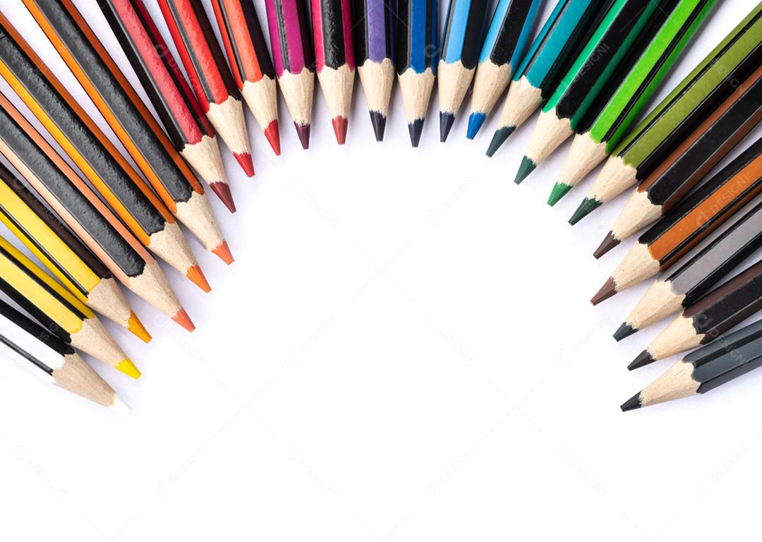 Lápis de cores sortidas sobre fundo branco com espaço de cópia
