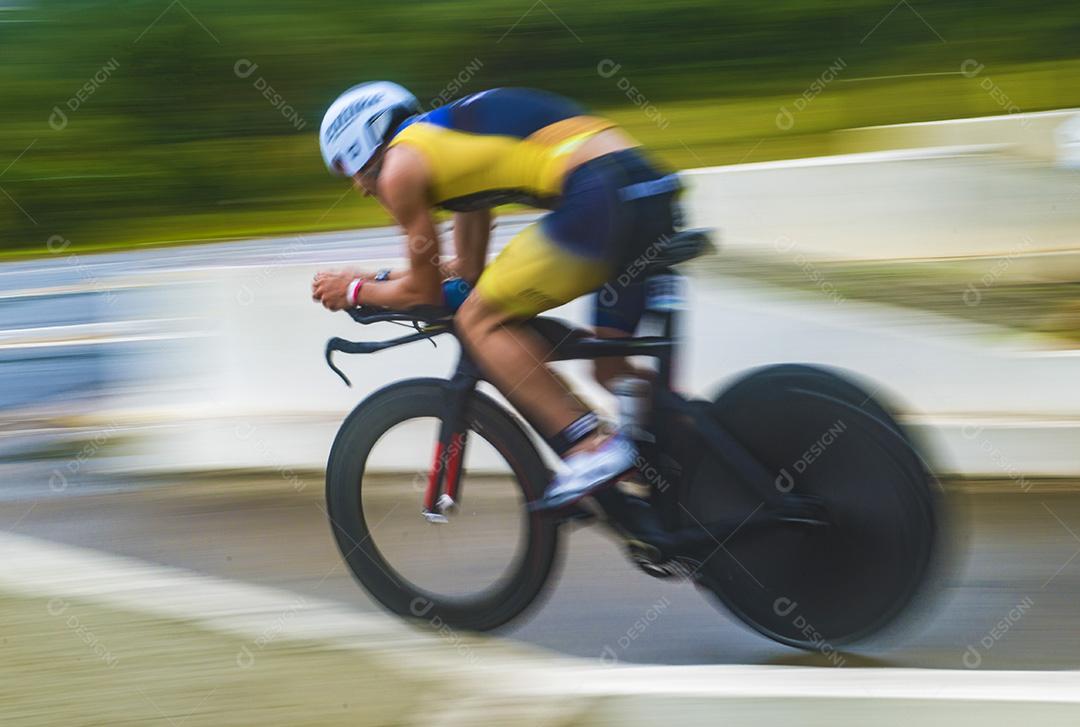 Ciclista andando de bike sobre pista estradas