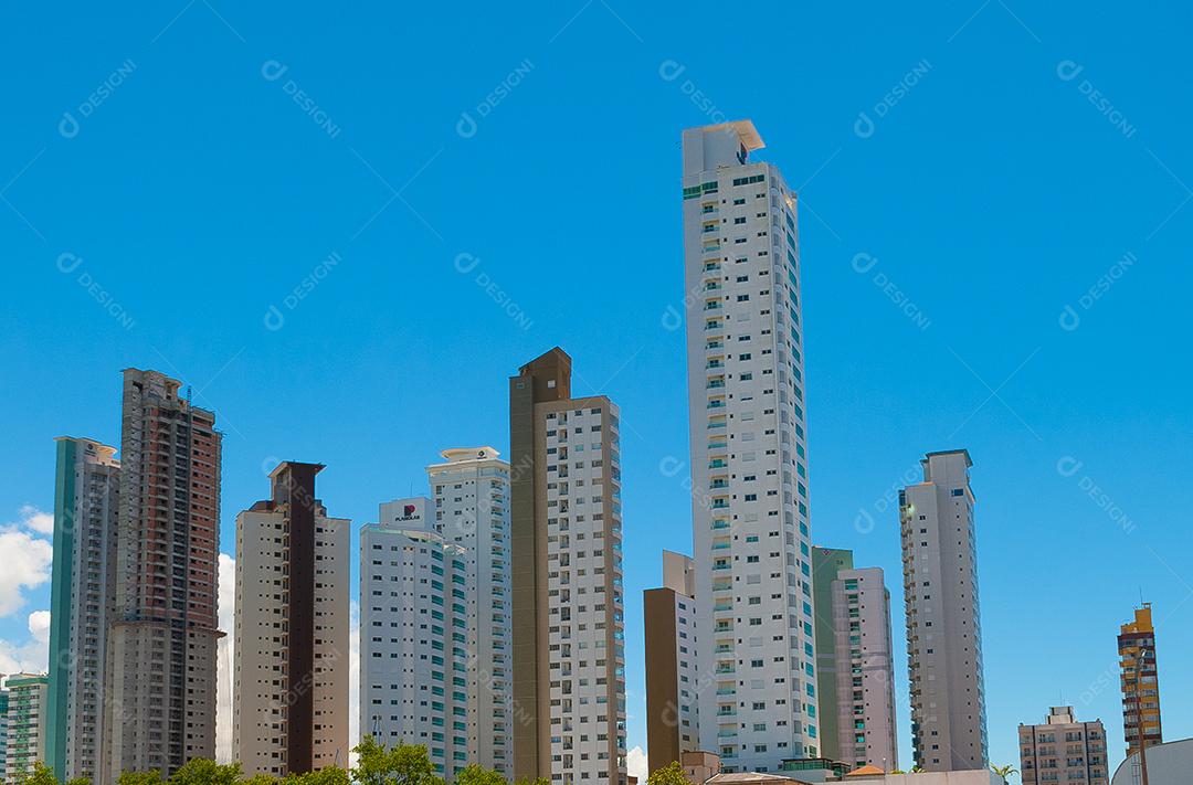Prédios edificios cidade casas ruas movimentadas