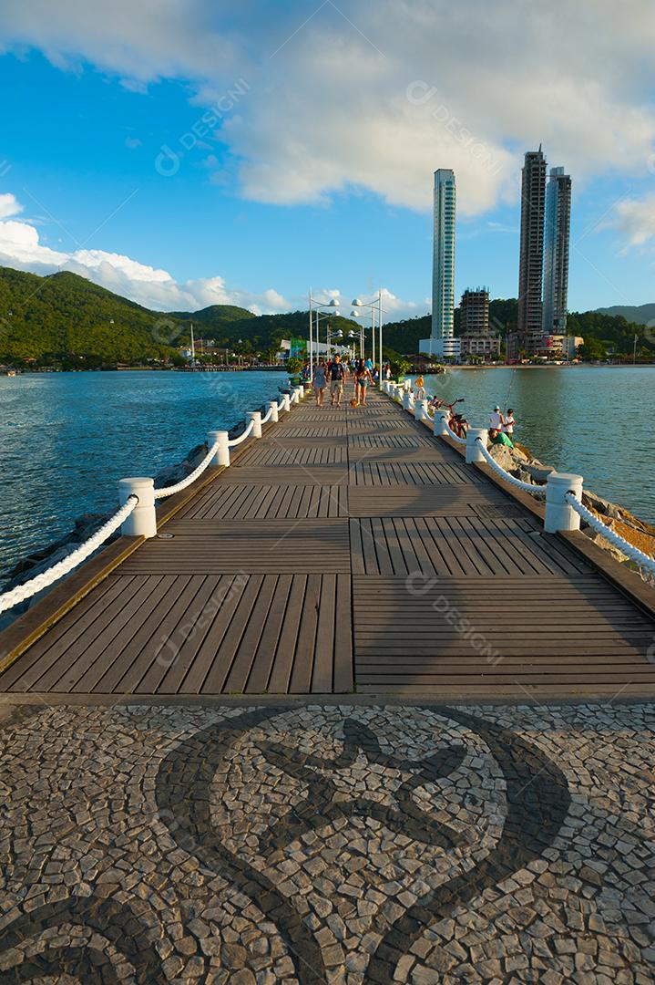 Paisagem ponte travesias praia céu nublado