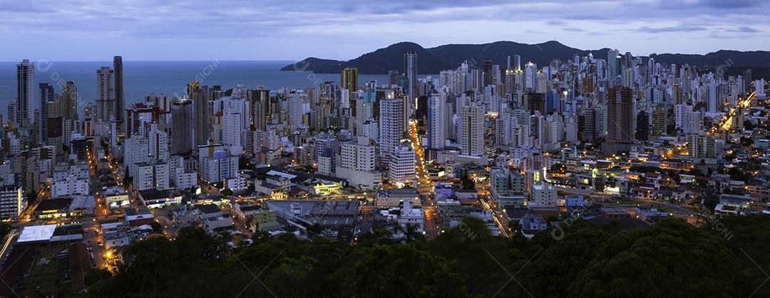 Prédios edificios cidade casas ruas movimentadas
