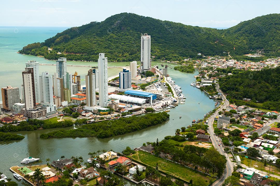 Prédios edificios cidade casas ruas movimentadas