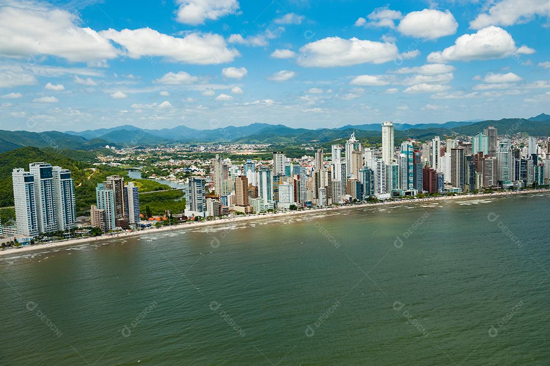 Prédios edificios cidade casas ruas movimentadas