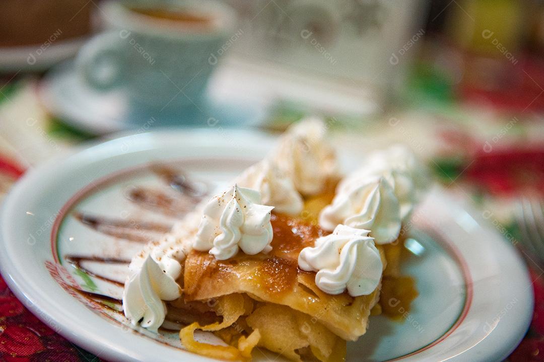 Bolo enfeitado padarias panificadoras sobre prato branco