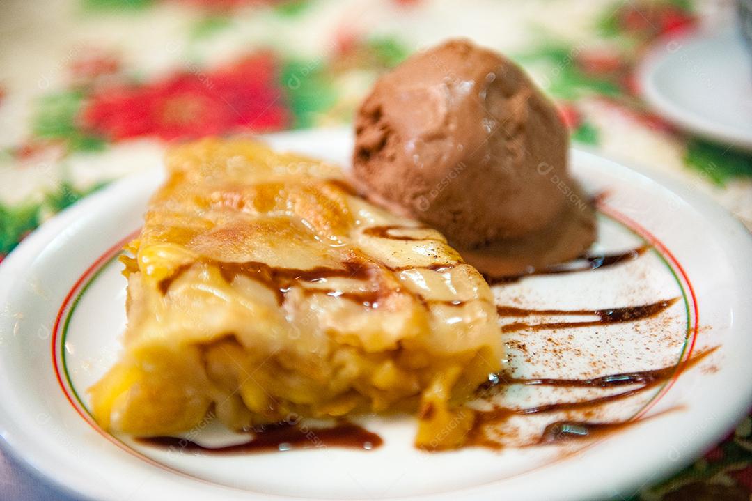 Comida Petit-gateau sobre prato branco