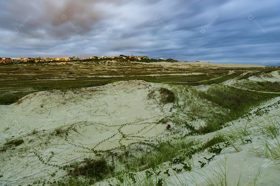 Paisagem areia dunas praia céu nublado
