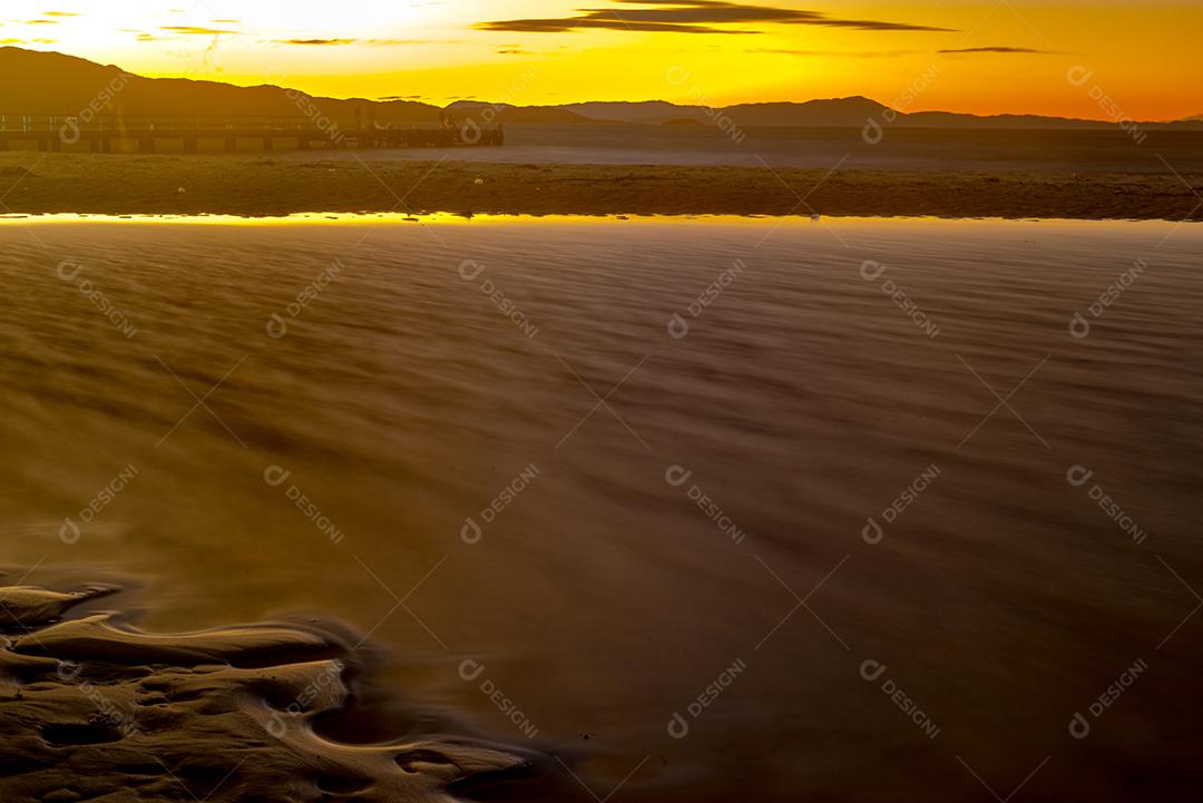 Vista superior de praia  ao por do sol
