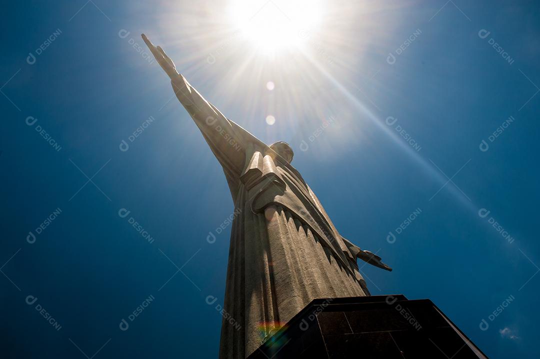 Estátua escultura Cristo Redentor sobre dia ensolarado