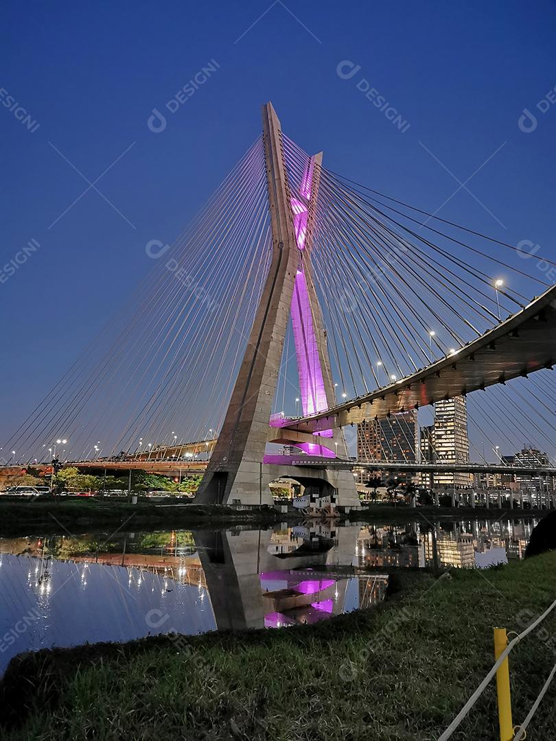 Ficou a ponte em São Paulo sobre o rio Pinheiros à noite.