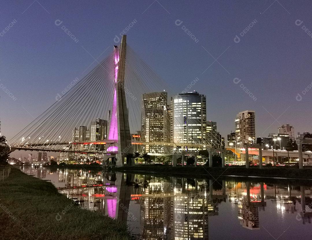Ficou a ponte em São Paulo sobre o rio Pinheiros à noite..