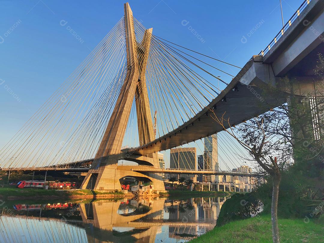 Ponte hospedada em São Paulo através do Pinheiros..